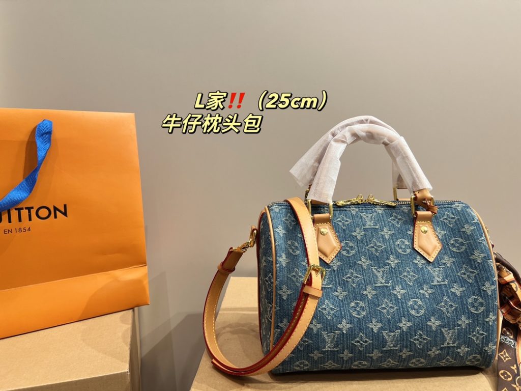 LV denim pillow bag<br>Fashionable and versatile<br>With a unique artistic atmosphere<br>Simple, versatile and high value<br>The first choice for everyday use