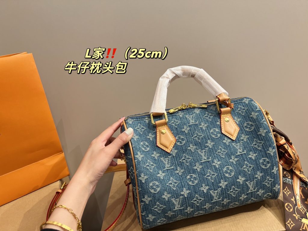 LV denim pillow bag<br>Fashionable and versatile<br>With a unique artistic atmosphere<br>Simple, versatile and high value<br>The first choice for everyday use