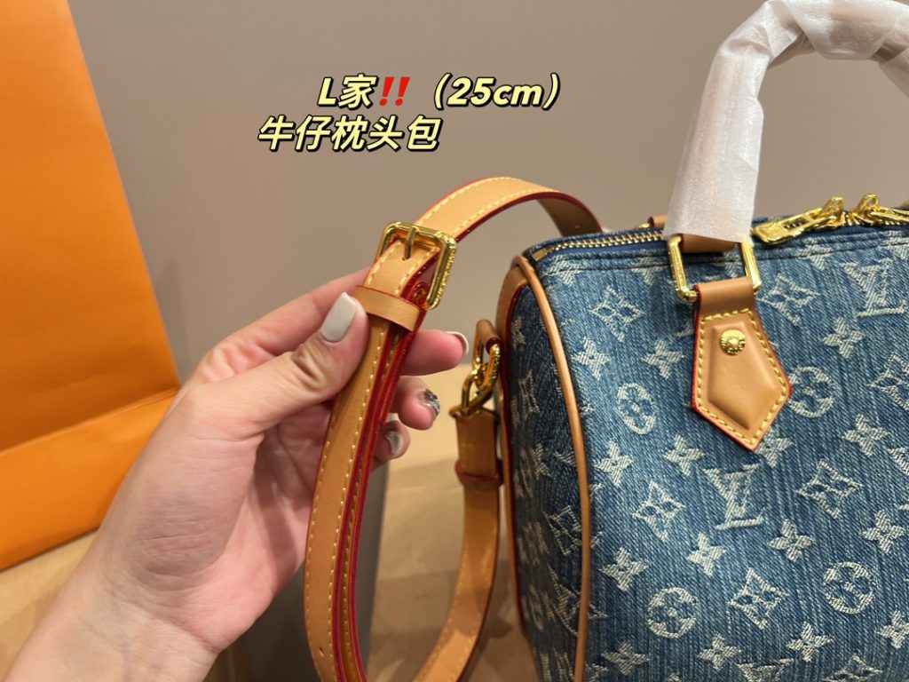 LV denim pillow bag<br>Fashionable and versatile<br>With a unique artistic atmosphere<br>Simple, versatile and high value<br>The first choice for everyday use