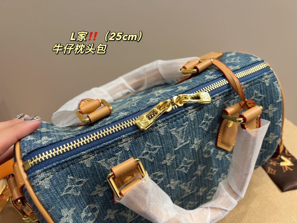 LV denim pillow bag<br>Fashionable and versatile<br>With a unique artistic atmosphere<br>Simple, versatile and high value<br>The first choice for everyday use