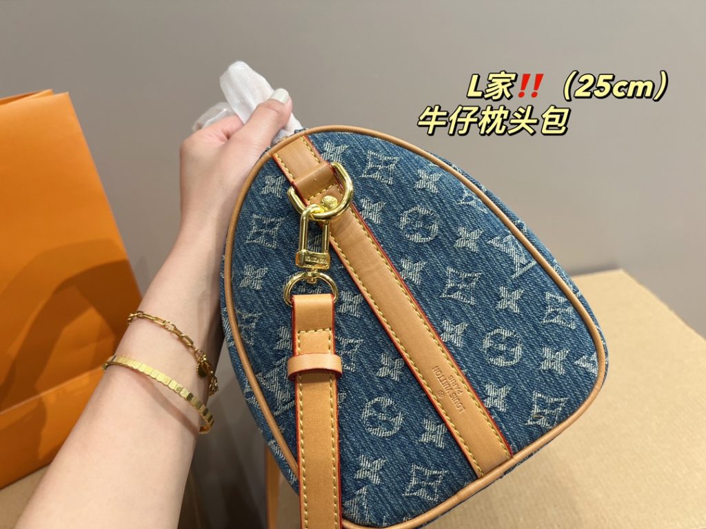 LV denim pillow bag<br>Fashionable and versatile<br>With a unique artistic atmosphere<br>Simple, versatile and high value<br>The first choice for everyday use