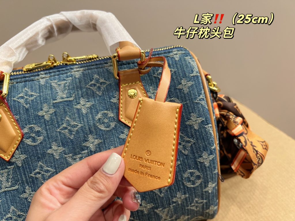 LV denim pillow bag<br>Fashionable and versatile<br>With a unique artistic atmosphere<br>Simple, versatile and high value<br>The first choice for everyday use