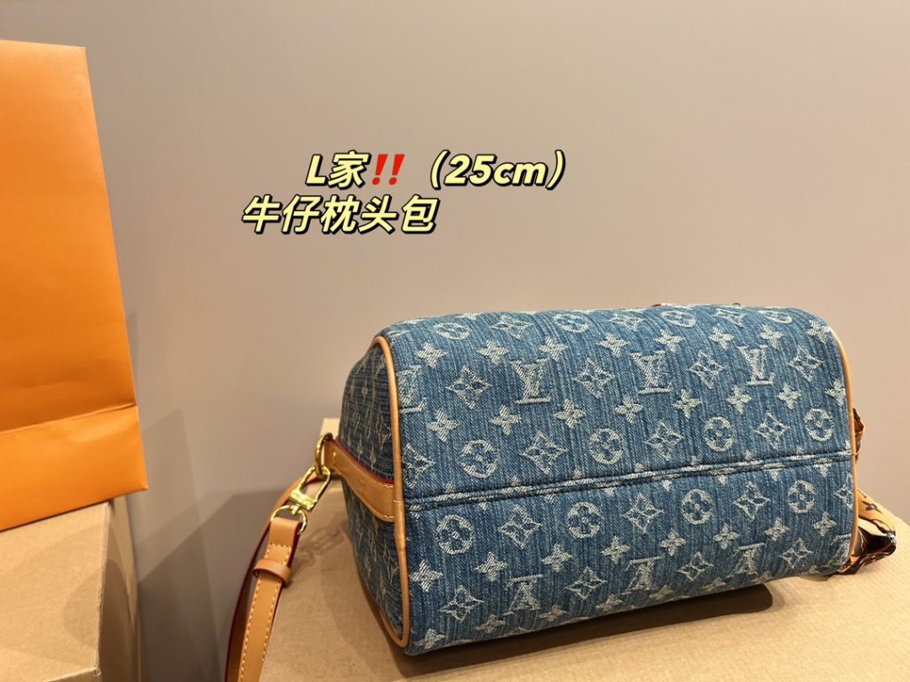 LV denim pillow bag<br>Fashionable and versatile<br>With a unique artistic atmosphere<br>Simple, versatile and high value<br>The first choice for everyday use