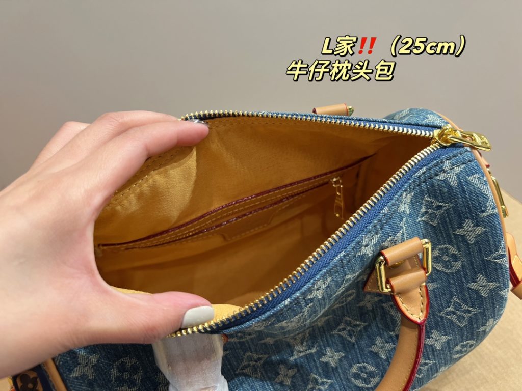 LV denim pillow bag<br>Fashionable and versatile<br>With a unique artistic atmosphere<br>Simple, versatile and high value<br>The first choice for everyday use