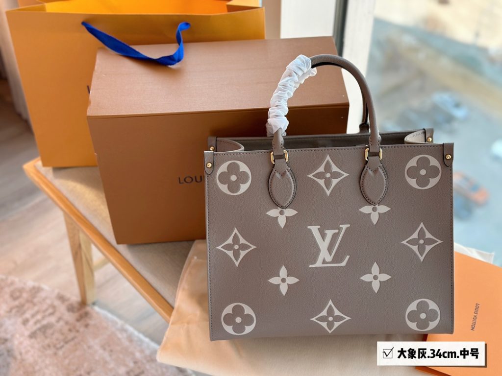 Super good quality know goods to ‼️<br>The whole package is cowhide quality<br>Grey is really too high class!<br>L family ONTHEGO medium bag<br>Size: 34*26cm<br>Search 🔍 Lv onthego shopping bag