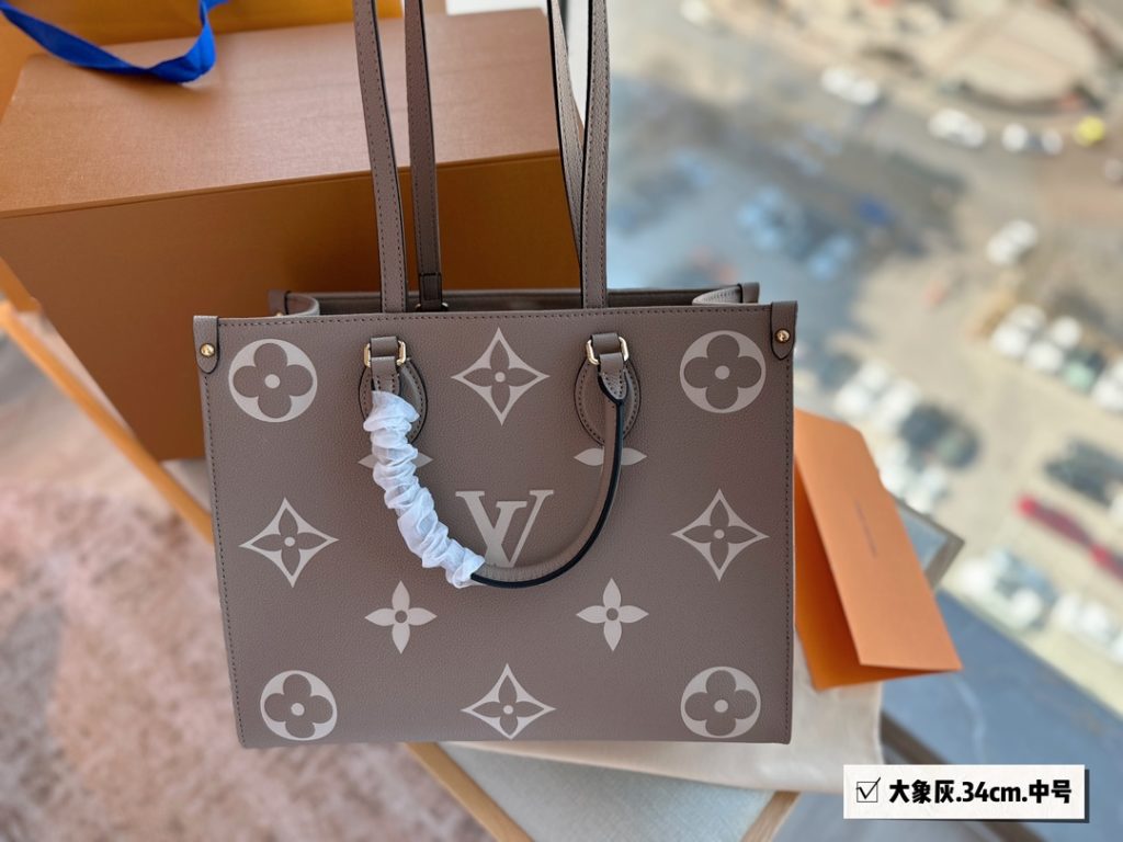 Super good quality know goods to ‼️<br>The whole package is cowhide quality<br>Grey is really too high class!<br>L family ONTHEGO medium bag<br>Size: 34*26cm<br>Search 🔍 Lv onthego shopping bag