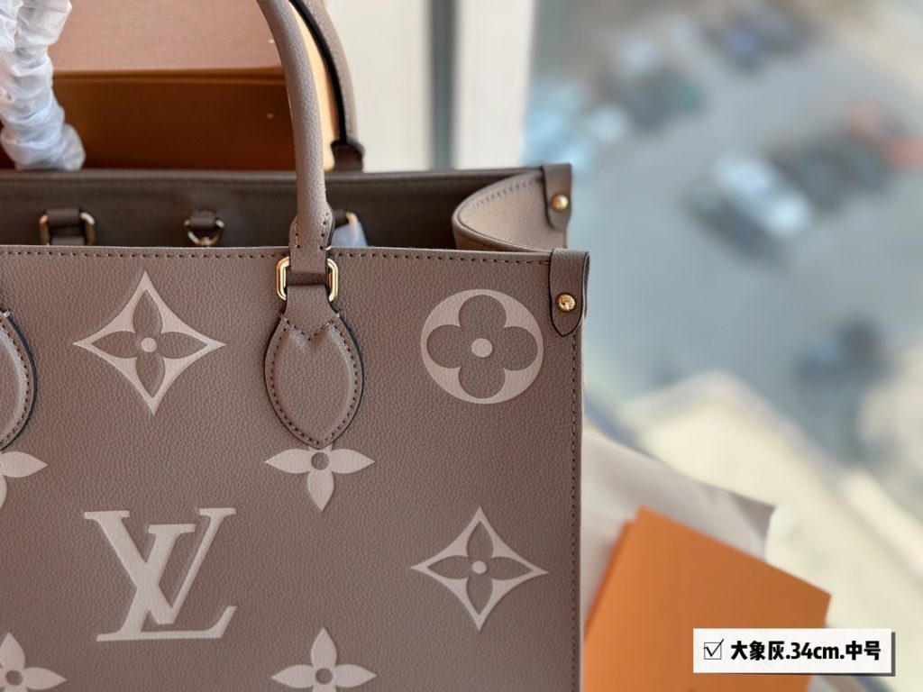 Super good quality know goods to ‼️<br>The whole package is cowhide quality<br>Grey is really too high class!<br>L family ONTHEGO medium bag<br>Size: 34*26cm<br>Search 🔍 Lv onthego shopping bag