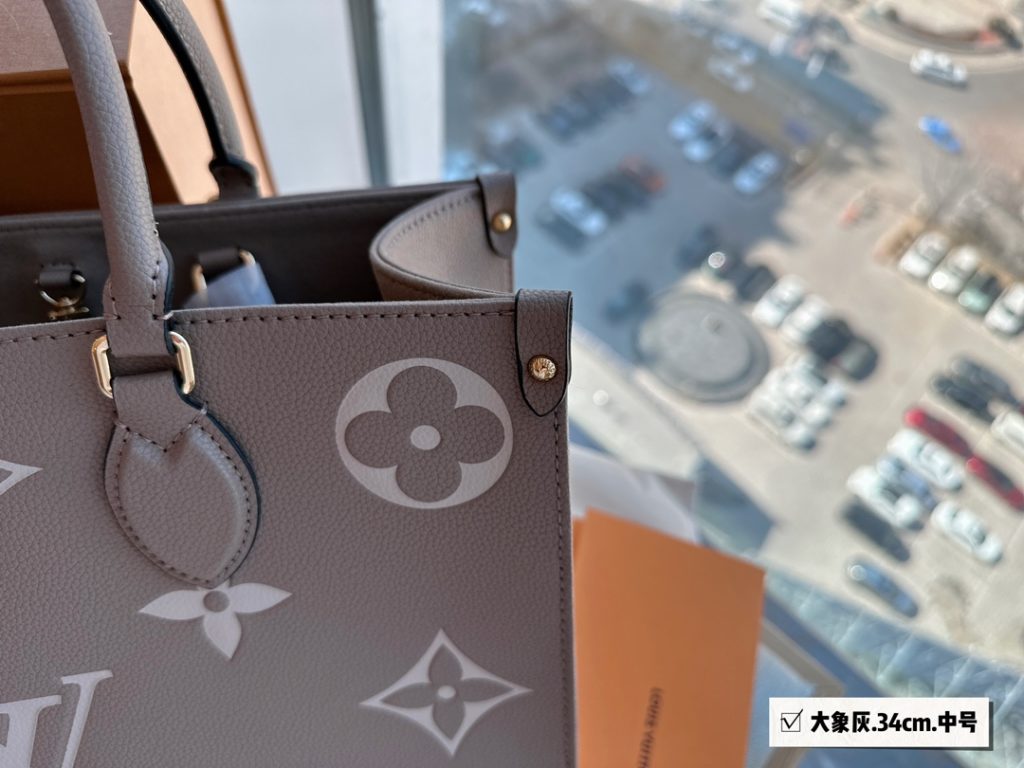 Super good quality know goods to ‼️<br>The whole package is cowhide quality<br>Grey is really too high class!<br>L family ONTHEGO medium bag<br>Size: 34*26cm<br>Search 🔍 Lv onthego shopping bag