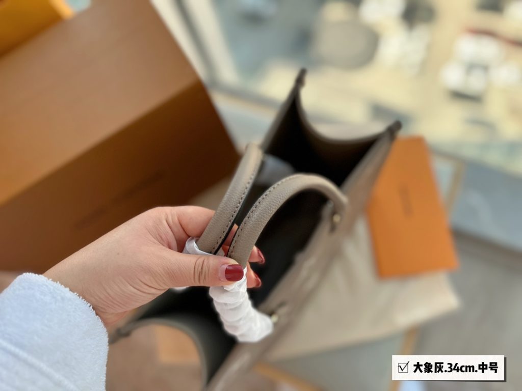 Super good quality know goods to ‼️<br>The whole package is cowhide quality<br>Grey is really too high class!<br>L family ONTHEGO medium bag<br>Size: 34*26cm<br>Search 🔍 Lv onthego shopping bag