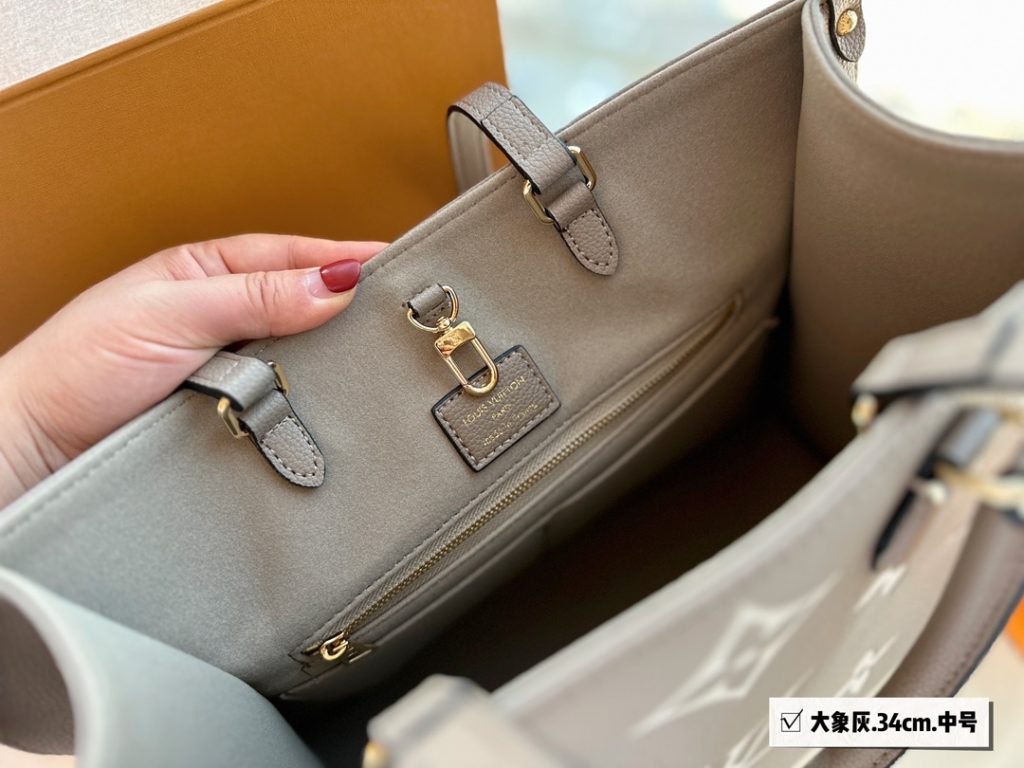 Super good quality know goods to ‼️<br>The whole package is cowhide quality<br>Grey is really too high class!<br>L family ONTHEGO medium bag<br>Size: 34*26cm<br>Search 🔍 Lv onthego shopping bag