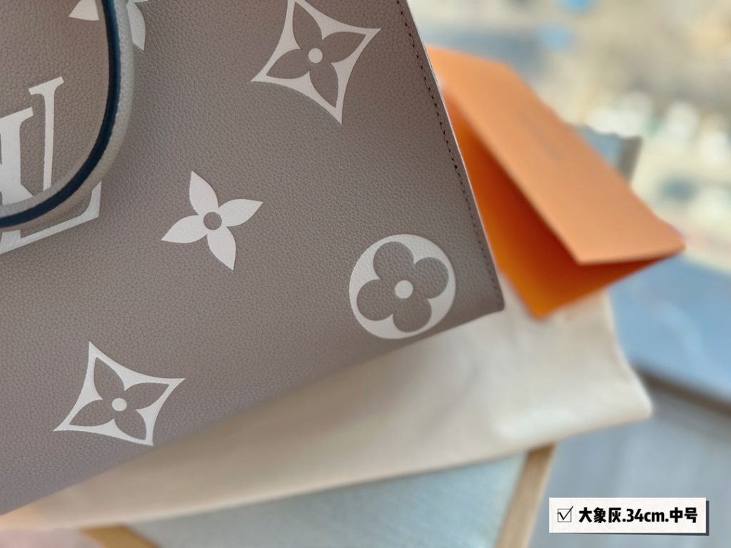 Super good quality know goods to ‼️<br>The whole package is cowhide quality<br>Grey is really too high class!<br>L family ONTHEGO medium bag<br>Size: 34*26cm<br>Search 🔍 Lv onthego shopping bag