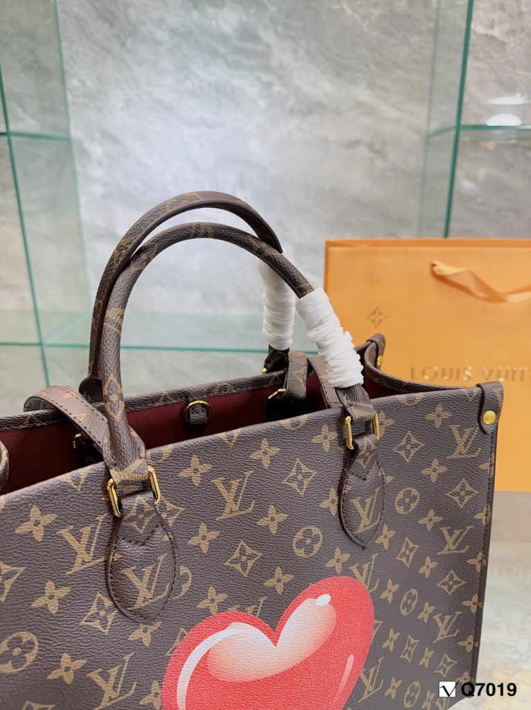 Lv mommy bag onthego<br>Retro and literary capacity is simply invincible<br>Traveling and traveling with a hundred models ~<br>Size: 34 27