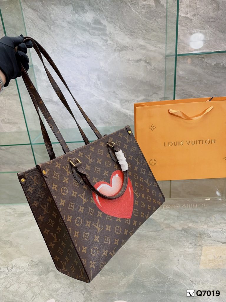 Lv mommy bag onthego<br>Retro and literary capacity is simply invincible<br>Traveling and traveling with a hundred models ~<br>Size: 34 27