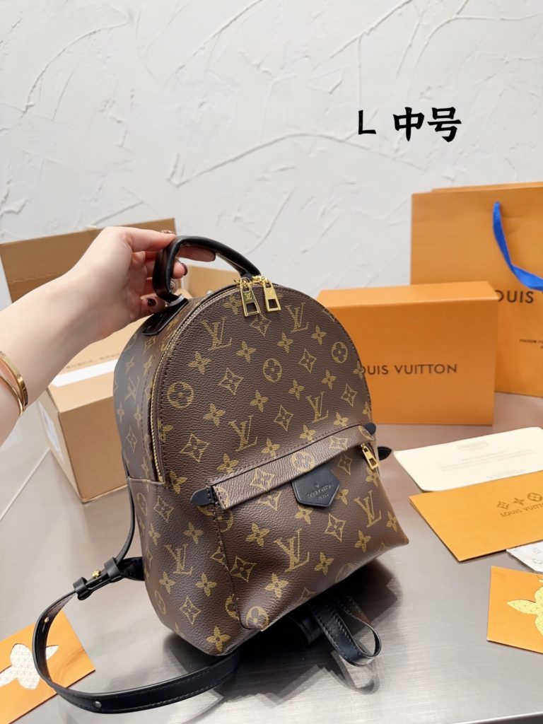 Louis Vuitton Vuitton LV BACKPACK everyday versatile single<br>This bag in addition to several years, the mountain began to mountain did not fade away with time, but more and more hot. + t+ + with # Louis Vuitton Louis Vuitton mini compared to the words, space is a little more practical, more suitable for everyday. The medium size is more suitable to carry when you go out to travel.<br>The medium size backpack has wide shoulder straps, ●● double shoulder Small load. 28 20 Folding box packaging + airplane box