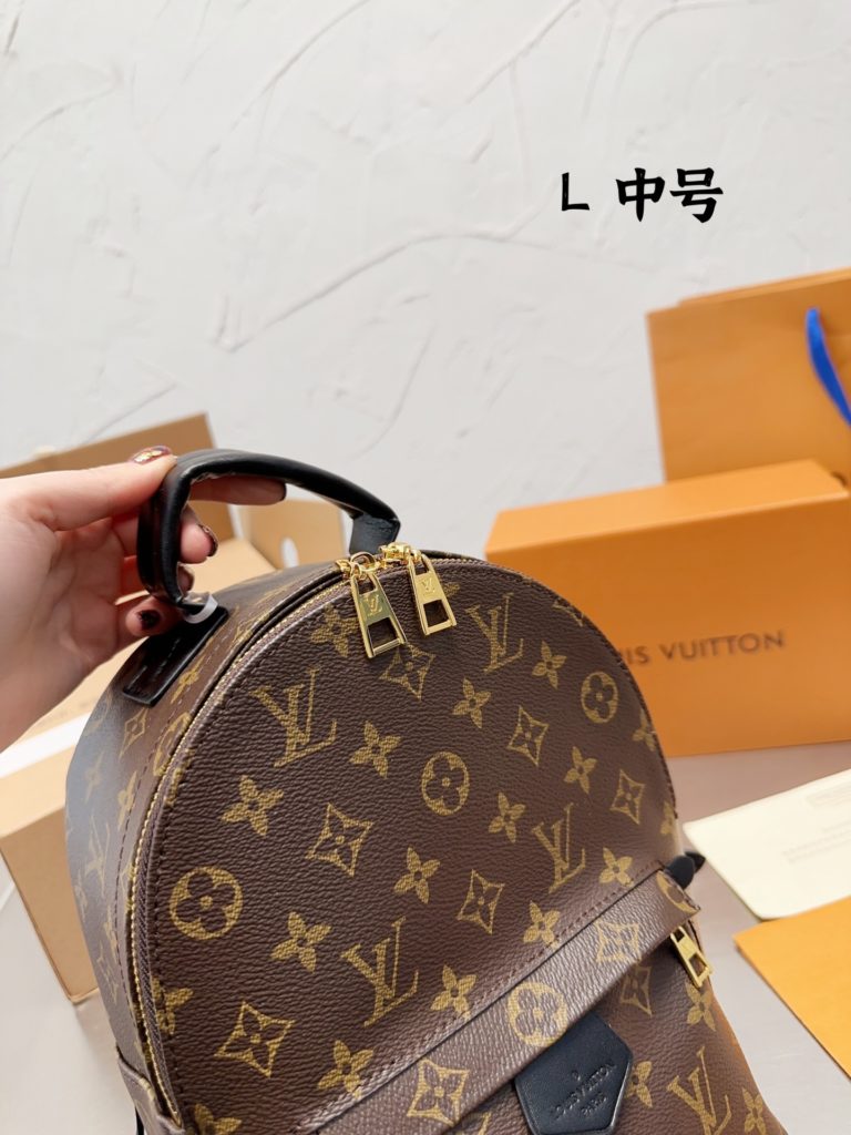 Louis Vuitton Vuitton LV BACKPACK everyday versatile single<br>This bag in addition to several years, the mountain began to mountain did not fade away with time, but more and more hot. + t+ + with # Louis Vuitton Louis Vuitton mini compared to the words, space is a little more practical, more suitable for everyday. The medium size is more suitable to carry when you go out to travel.<br>The medium size backpack has wide shoulder straps, ●● double shoulder Small load. 28 20 Folding box packaging + airplane box