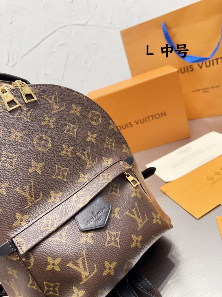 Louis Vuitton Vuitton LV BACKPACK everyday versatile single<br>This bag in addition to several years, the mountain began to mountain did not fade away with time, but more and more hot. + t+ + with # Louis Vuitton Louis Vuitton mini compared to the words, space is a little more practical, more suitable for everyday. The medium size is more suitable to carry when you go out to travel.<br>The medium size backpack has wide shoulder straps, ●● double shoulder Small load. 28 20 Folding box packaging + airplane box