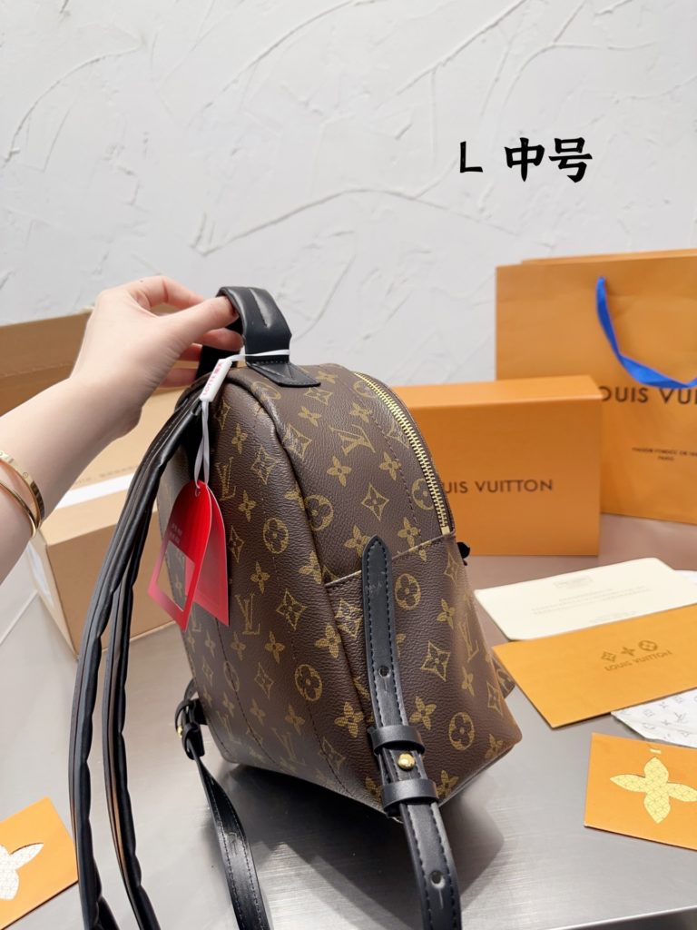 Louis Vuitton Vuitton LV BACKPACK everyday versatile single<br>This bag in addition to several years, the mountain began to mountain did not fade away with time, but more and more hot. + t+ + with # Louis Vuitton Louis Vuitton mini compared to the words, space is a little more practical, more suitable for everyday. The medium size is more suitable to carry when you go out to travel.<br>The medium size backpack has wide shoulder straps, ●● double shoulder Small load. 28 20 Folding box packaging + airplane box