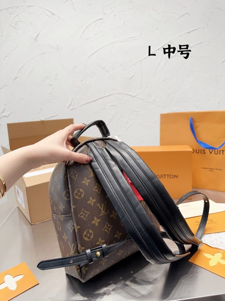 Louis Vuitton Vuitton LV BACKPACK everyday versatile single<br>This bag in addition to several years, the mountain began to mountain did not fade away with time, but more and more hot. + t+ + with # Louis Vuitton Louis Vuitton mini compared to the words, space is a little more practical, more suitable for everyday. The medium size is more suitable to carry when you go out to travel.<br>The medium size backpack has wide shoulder straps, ●● double shoulder Small load. 28 20 Folding box packaging + airplane box