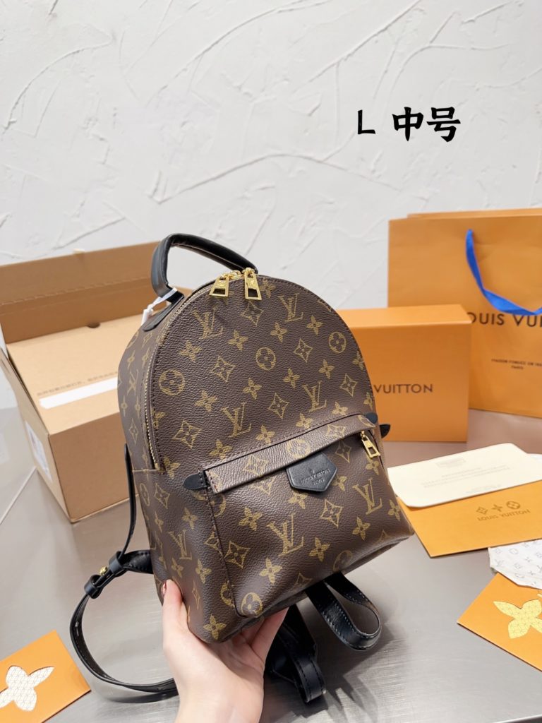 Louis Vuitton Vuitton LV BACKPACK everyday versatile single<br>This bag in addition to several years, the mountain began to mountain did not fade away with time, but more and more hot. + t+ + with # Louis Vuitton Louis Vuitton mini compared to the words, space is a little more practical, more suitable for everyday. The medium size is more suitable to carry when you go out to travel.<br>The medium size backpack has wide shoulder straps, ●● double shoulder Small load. 28 20 Folding box packaging + airplane box