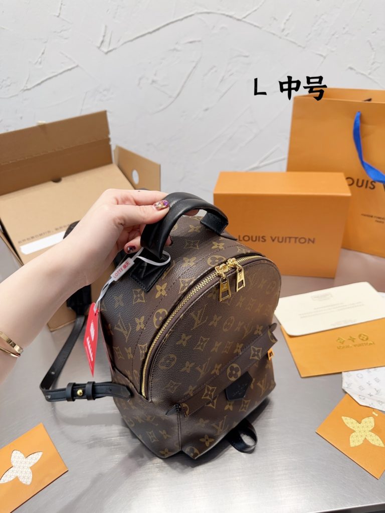 Louis Vuitton Vuitton LV BACKPACK everyday versatile single<br>This bag in addition to several years, the mountain began to mountain did not fade away with time, but more and more hot. + t+ + with # Louis Vuitton Louis Vuitton mini compared to the words, space is a little more practical, more suitable for everyday. The medium size is more suitable to carry when you go out to travel.<br>The medium size backpack has wide shoulder straps, ●● double shoulder Small load. 28 20 Folding box packaging + airplane box