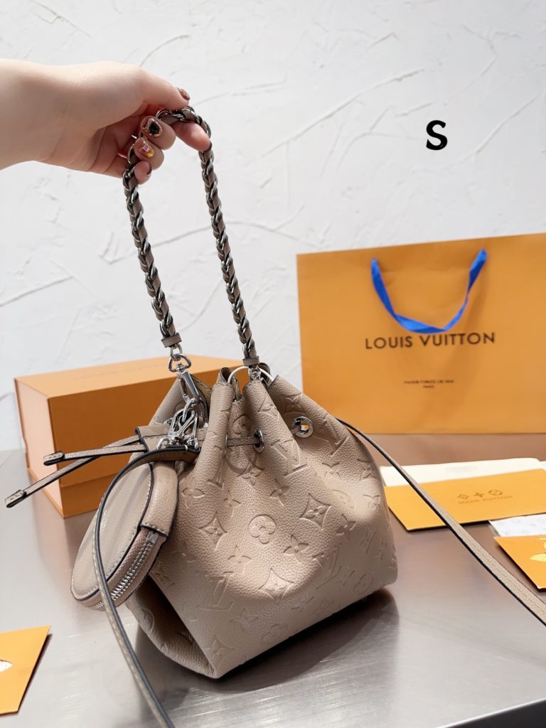 LV few more and more durable bags bucket bag hollow drawstring bucket bag<br>Pure cowhide Mahina! D<br>With a super fine perforated sense of hollowing out!