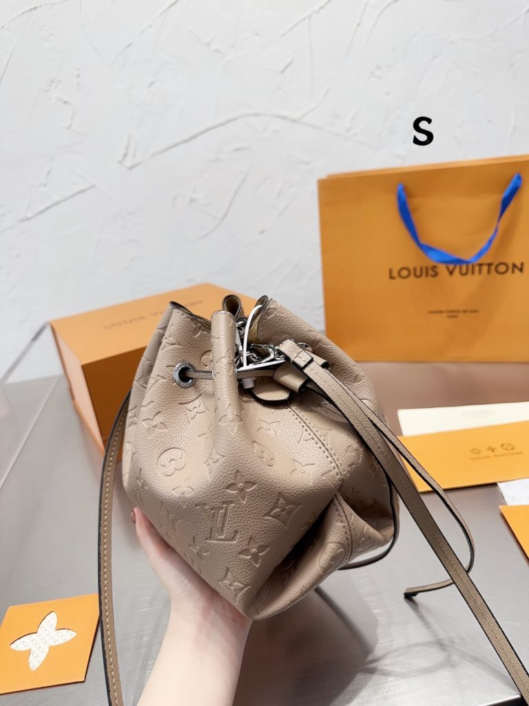 LV few more and more durable bags bucket bag hollow drawstring bucket bag<br>Pure cowhide Mahina! D<br>With a super fine perforated sense of hollowing out!