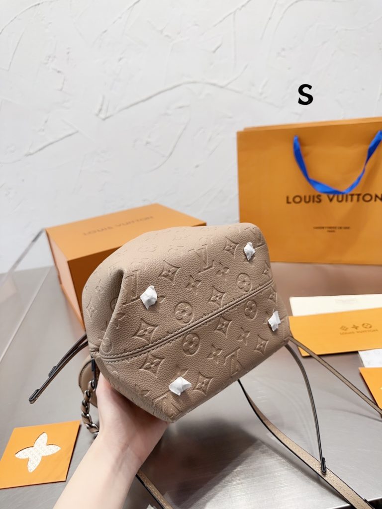 LV few more and more durable bags bucket bag hollow drawstring bucket bag<br>Pure cowhide Mahina! D<br>With a super fine perforated sense of hollowing out!