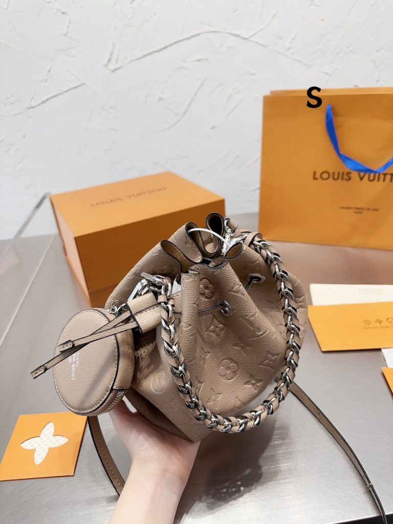 LV few more and more durable bags bucket bag hollow drawstring bucket bag<br>Pure cowhide Mahina! D<br>With a super fine perforated sense of hollowing out!