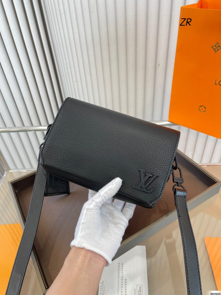 LV show box bag crossbody bag<br>Face value is really super super high<br>Fashion sense directly pull full<br>Size 20 13