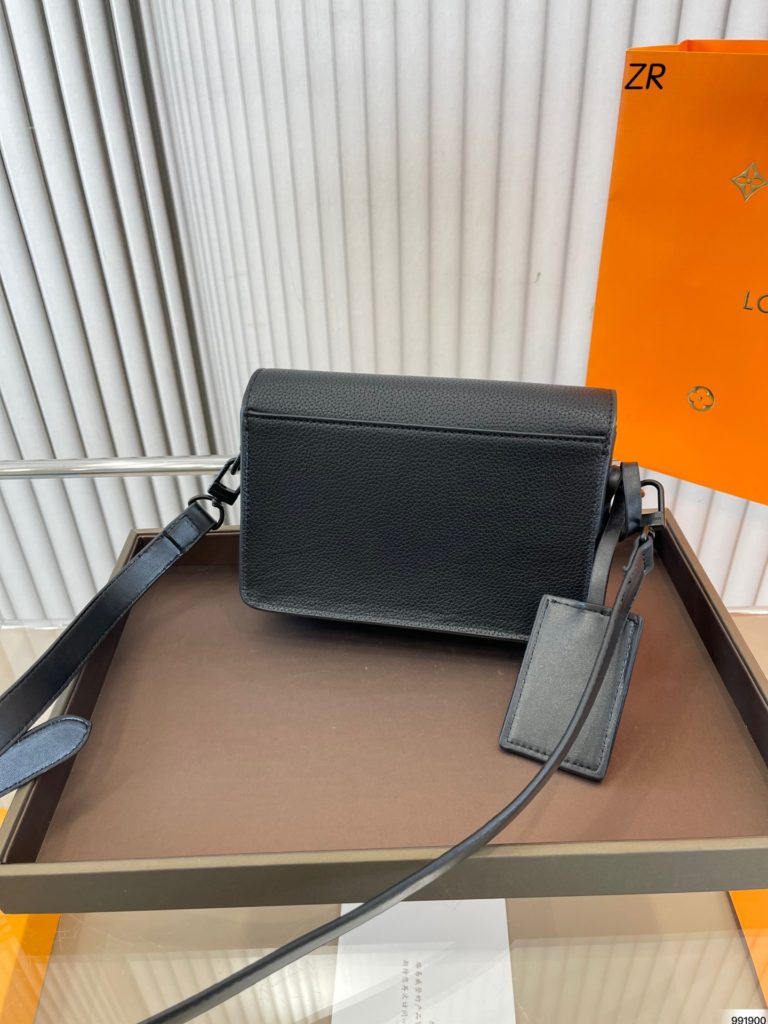 LV show box bag crossbody bag<br>Face value is really super super high<br>Fashion sense directly pull full<br>Size 20 13