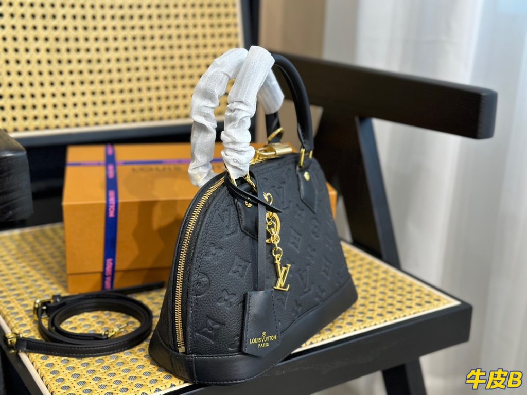 The L family Alma shell bag is one of the four vajra of the LV family. The prototype comes from the Squire Bag travel bag created by Mr. Gaston Weeden in 1934, which was initially designed for the upper class people traveling at that time, so it is not only of excellent quality, but also particularly practical. After more than 80 years of evolution, this versatile classic bag is still very popular with the modern modern woman! With exclusive custom original hardware! Absolutely the perfect combination! Size 24*17cm