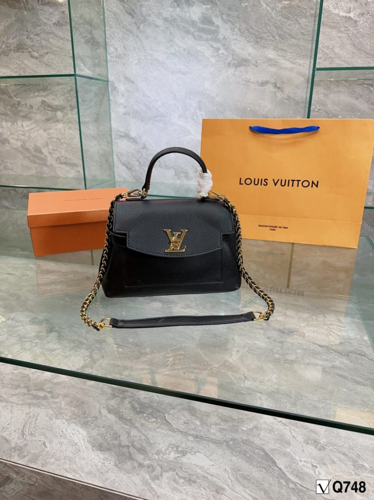 LV - Louis Vuitton messenger bag explosive to can not be more explosive messenger bag counter original fabric very senior with the original lv exclusive lining size 25cm