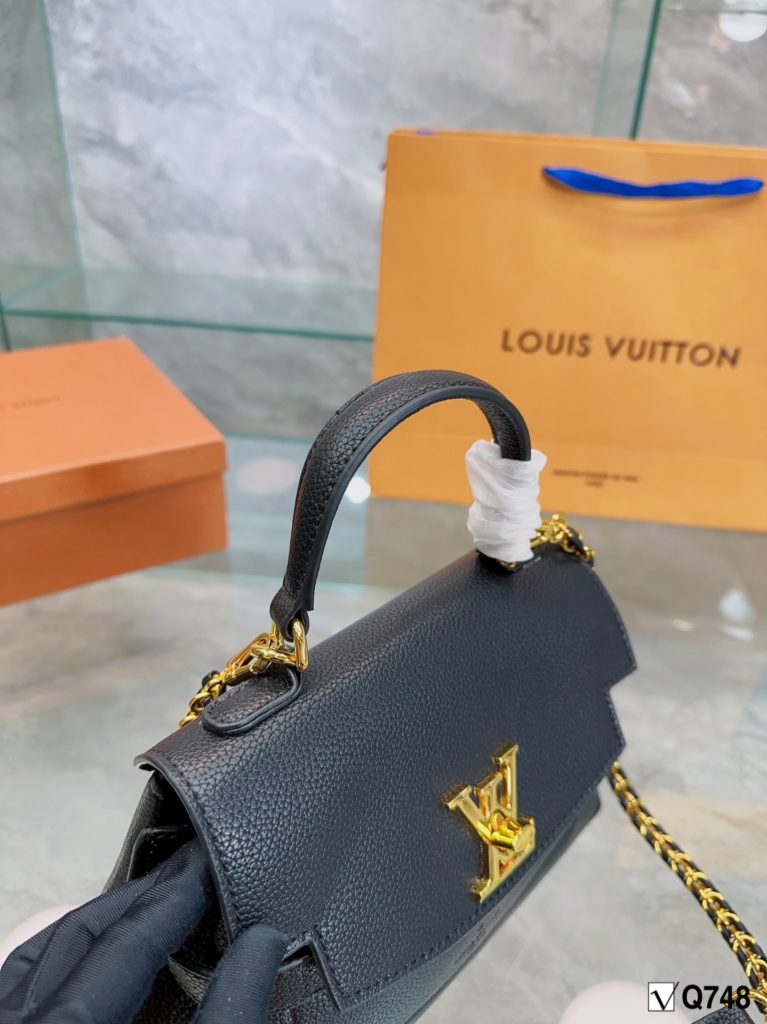 LV - Louis Vuitton messenger bag explosive to can not be more explosive messenger bag counter original fabric very senior with the original lv exclusive lining size 25cm