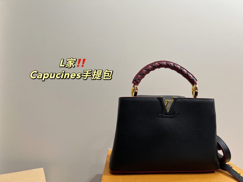 LV handbag Capucines<br>Full of design sense<br>The real thing is absolutely stunning to you<br>Any style can be easily managed