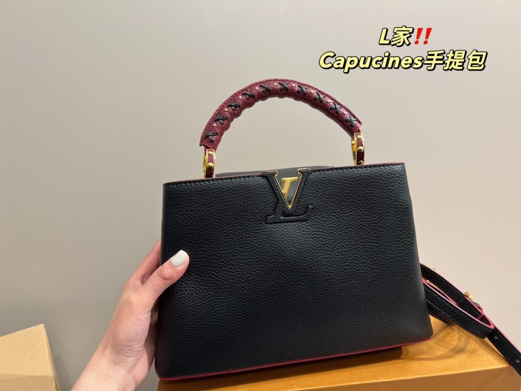 LV handbag Capucines<br>Full of design sense<br>The real thing is absolutely stunning to you<br>Any style can be easily managed