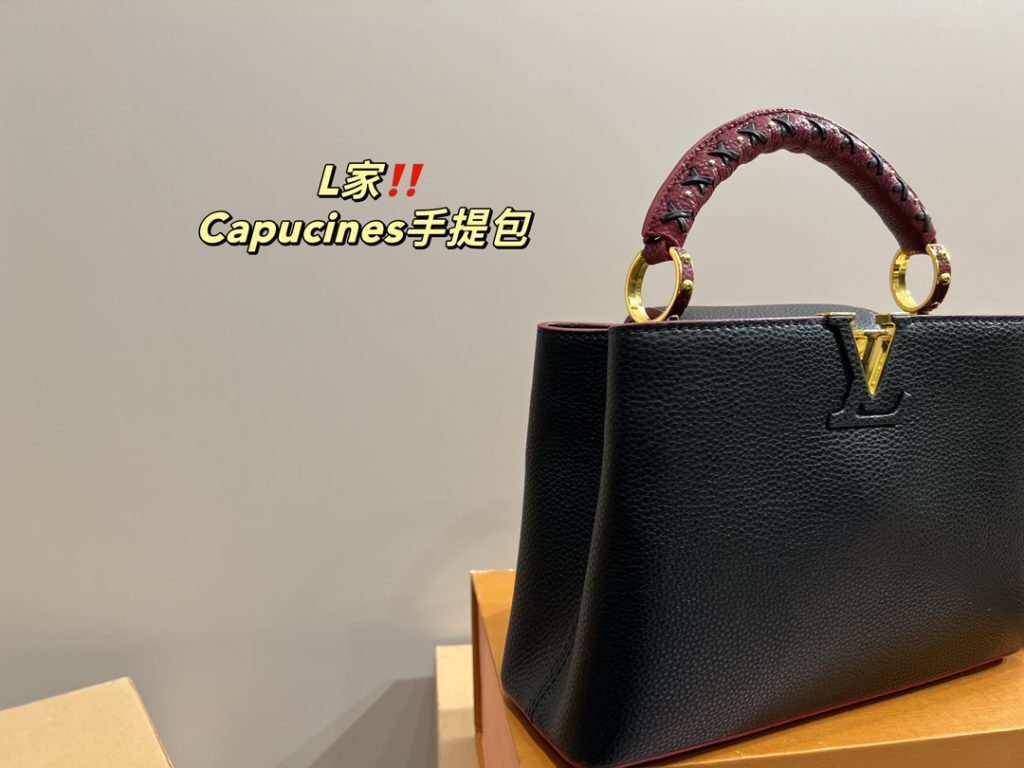 LV handbag Capucines<br>Full of design sense<br>The real thing is absolutely stunning to you<br>Any style can be easily managed