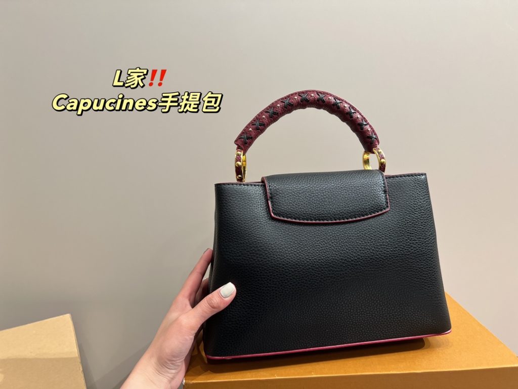 LV handbag Capucines<br>Full of design sense<br>The real thing is absolutely stunning to you<br>Any style can be easily managed