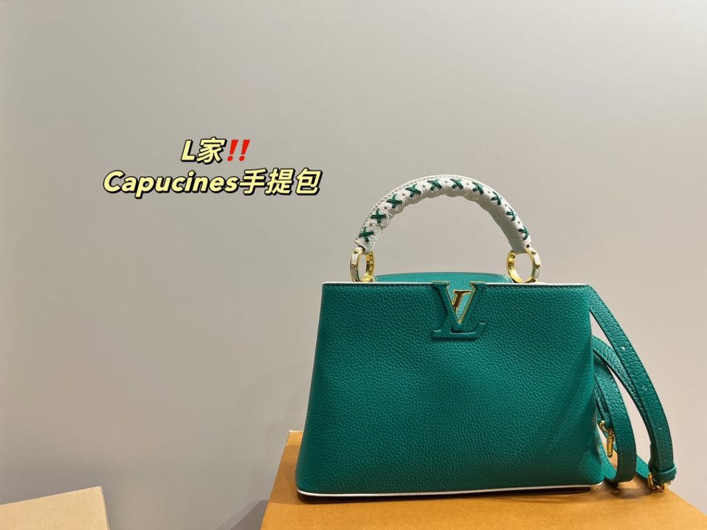 LV handbag Capucines<br>Full of design sense<br>The real thing is absolutely stunning to you<br>Any style can be easily managed