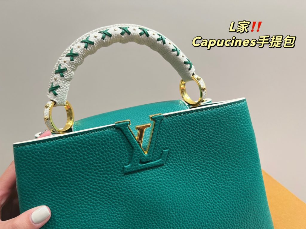 LV handbag Capucines<br>Full of design sense<br>The real thing is absolutely stunning to you<br>Any style can be easily managed