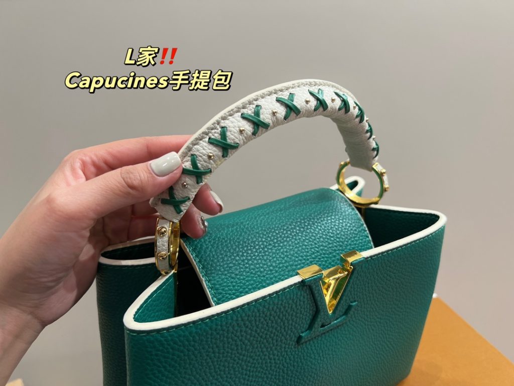 LV handbag Capucines<br>Full of design sense<br>The real thing is absolutely stunning to you<br>Any style can be easily managed