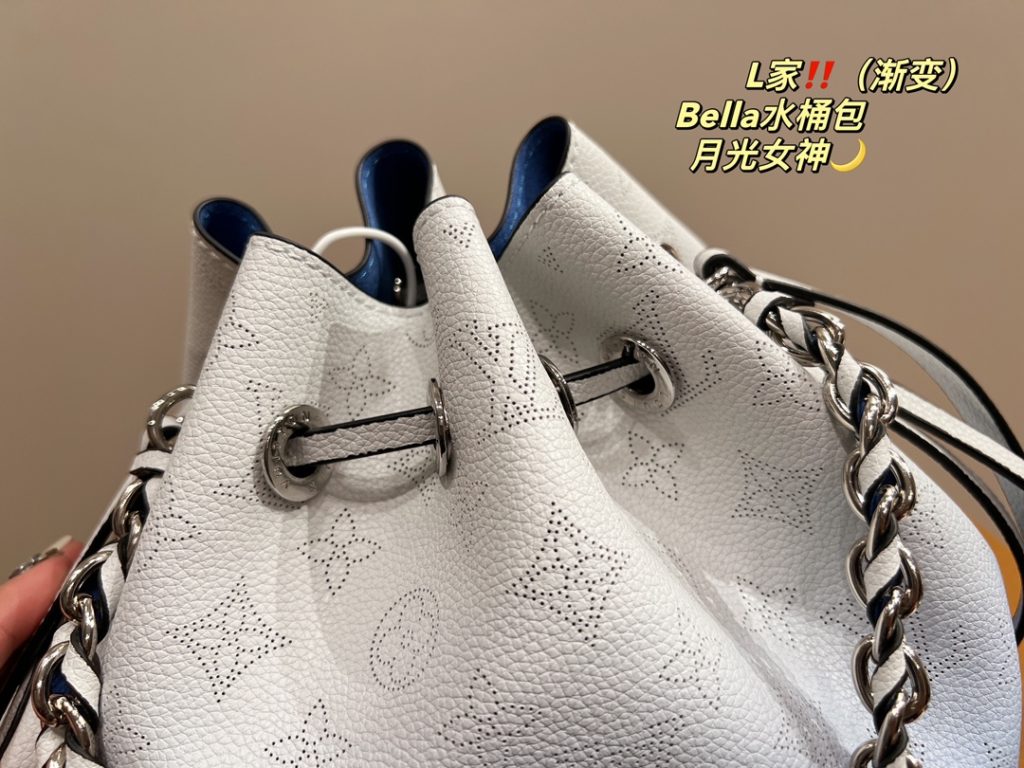 LV Bella Bucket Bag<br>Moonlight Goddess 🌙<br>Elegant and smooth, full of atmosphere<br>Can be hand-carried or crossbody chic and sophisticated<br>Beauty ceiling