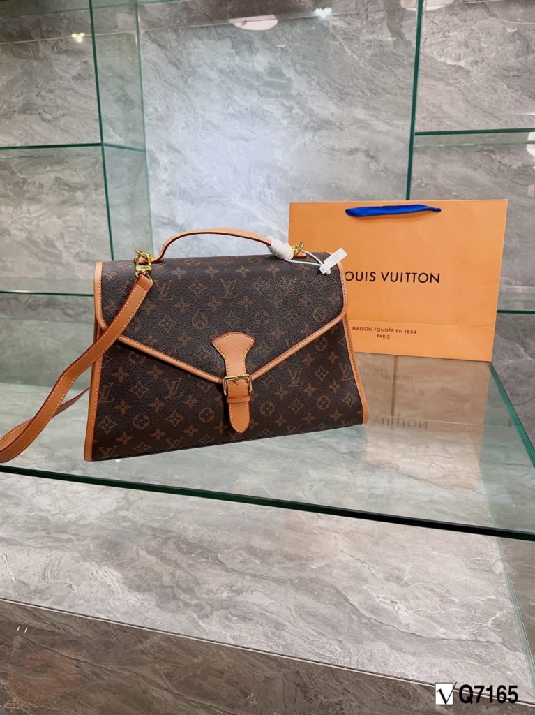 LV mid-antique series nurse bag Louis Vuitton 🌟23 summer new show models, saddlebag crossbody bag new arrival ♥️ cut from Monogram and Monogram Reverse canvas, with calfskin 24k hardware style romantic and spirited new wave of work, the ideal accessory for daytime and dinner styling. Size 38 26