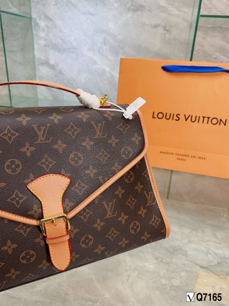 LV mid-antique series nurse bag Louis Vuitton 🌟23 summer new show models, saddlebag crossbody bag new arrival ♥️ cut from Monogram and Monogram Reverse canvas, with calfskin 24k hardware style romantic and spirited new wave of work, the ideal accessory for daytime and dinner styling. Size 38 26