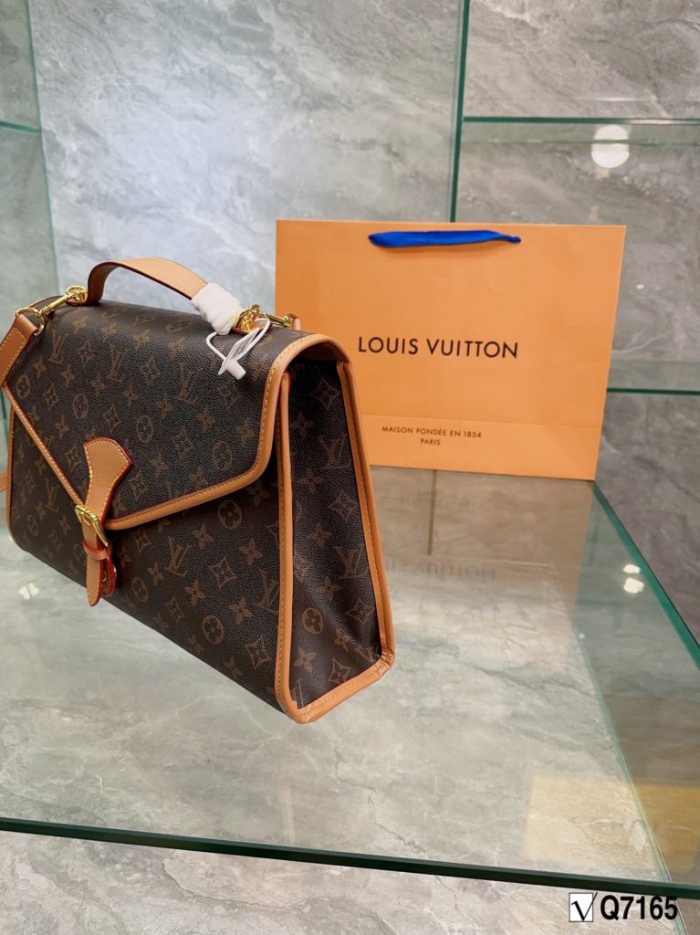 LV mid-antique series nurse bag Louis Vuitton 🌟23 summer new show models, saddlebag crossbody bag new arrival ♥️ cut from Monogram and Monogram Reverse canvas, with calfskin 24k hardware style romantic and spirited new wave of work, the ideal accessory for daytime and dinner styling. Size 38 26