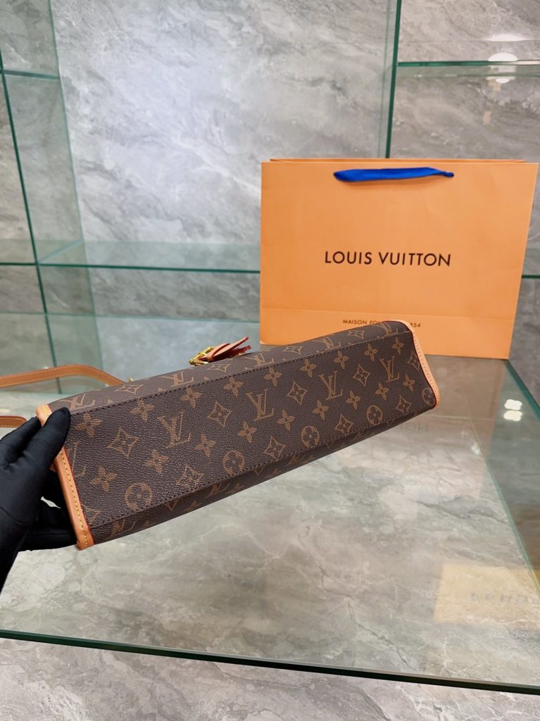 LV mid-antique series nurse bag Louis Vuitton 🌟23 summer new show models, saddlebag crossbody bag new arrival ♥️ cut from Monogram and Monogram Reverse canvas, with calfskin 24k hardware style romantic and spirited new wave of work, the ideal accessory for daytime and dinner styling. Size 38 26