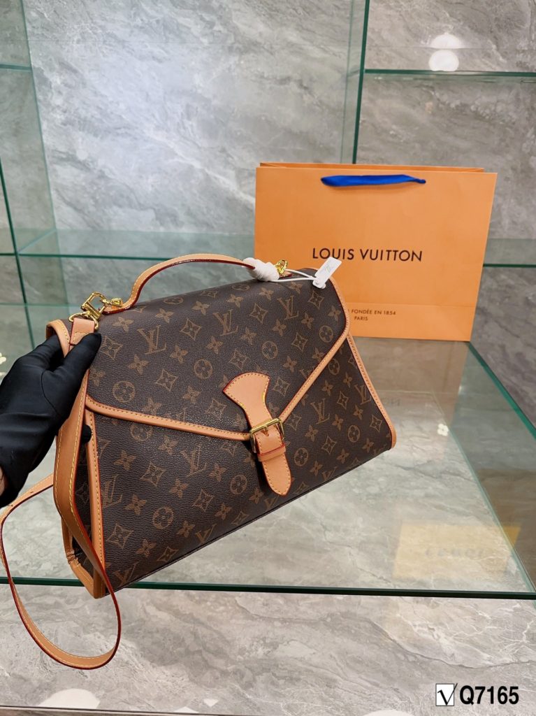 LV mid-antique series nurse bag Louis Vuitton 🌟23 summer new show models, saddlebag crossbody bag new arrival ♥️ cut from Monogram and Monogram Reverse canvas, with calfskin 24k hardware style romantic and spirited new wave of work, the ideal accessory for daytime and dinner styling. Size 38 26