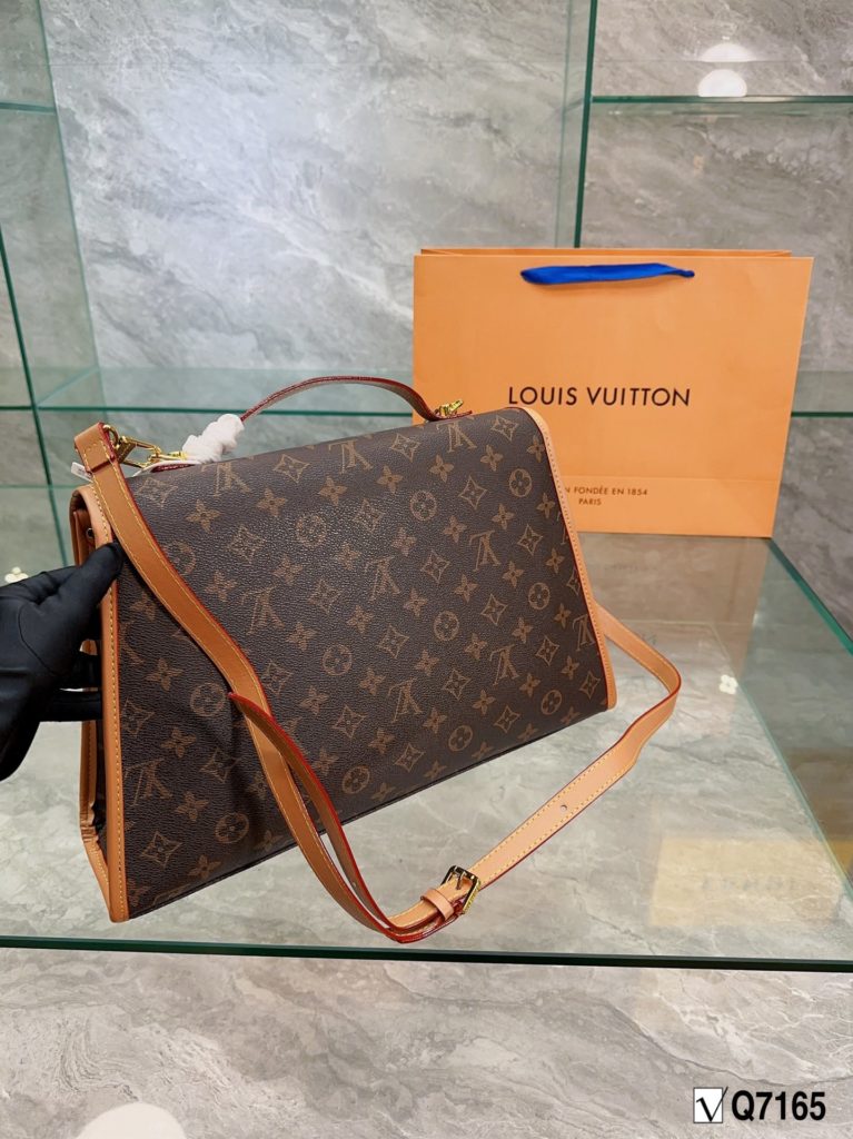 LV mid-antique series nurse bag Louis Vuitton 🌟23 summer new show models, saddlebag crossbody bag new arrival ♥️ cut from Monogram and Monogram Reverse canvas, with calfskin 24k hardware style romantic and spirited new wave of work, the ideal accessory for daytime and dinner styling. Size 38 26