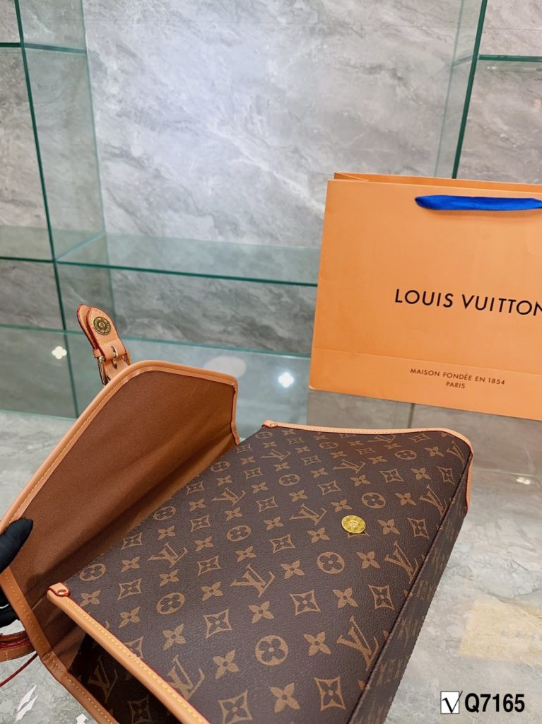 LV mid-antique series nurse bag Louis Vuitton 🌟23 summer new show models, saddlebag crossbody bag new arrival ♥️ cut from Monogram and Monogram Reverse canvas, with calfskin 24k hardware style romantic and spirited new wave of work, the ideal accessory for daytime and dinner styling. Size 38 26