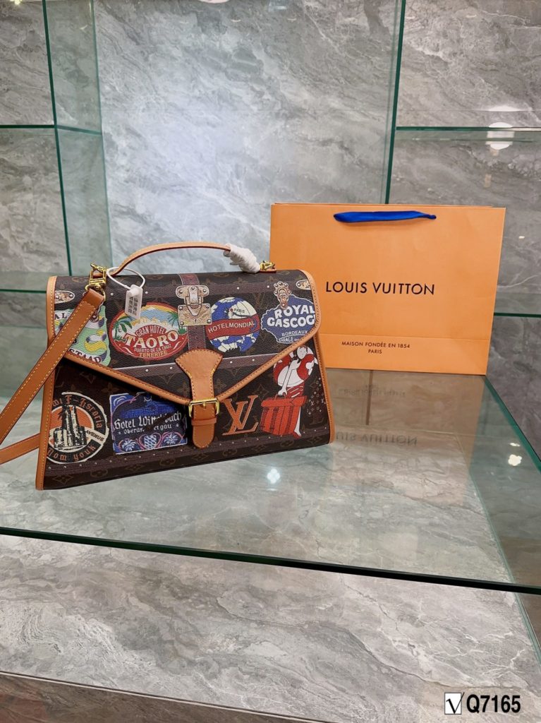 LV mid-antique series nurse bag Louis Vuitton 🌟23 summer new show models, saddlebag crossbody bag new arrival ♥️ cut from Monogram and Monogram Reverse canvas, with calfskin 24k hardware style romantic and spirited new wave of work, the ideal accessory for daytime and dinner styling. Size 38 26