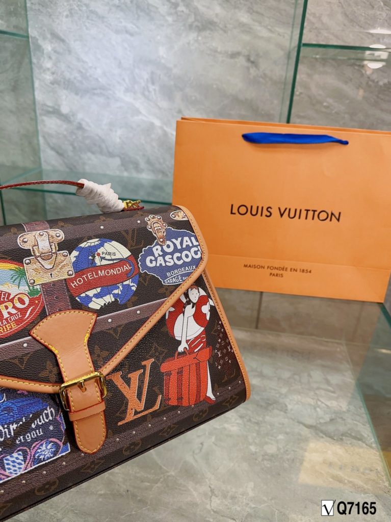 LV mid-antique series nurse bag Louis Vuitton 🌟23 summer new show models, saddlebag crossbody bag new arrival ♥️ cut from Monogram and Monogram Reverse canvas, with calfskin 24k hardware style romantic and spirited new wave of work, the ideal accessory for daytime and dinner styling. Size 38 26